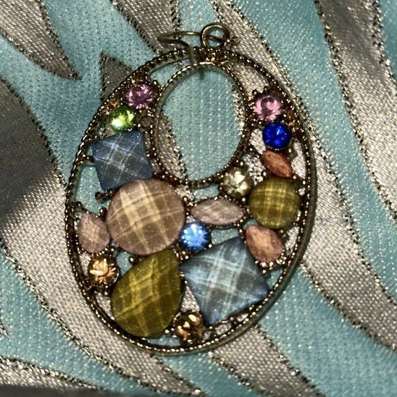 Multi color faceted lucite pastel crystal gold tone hoop pierced earrings - Picture 3 of 10